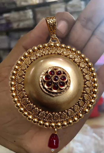 Rajwadi Pendant is a stunning piece of jewelry that showcases traditional Rajasthani design