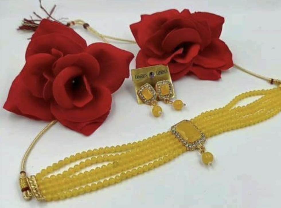 This stunning accessory is perfect for any special occasions or parties. The sophisticated design adds to your grace and elegance.