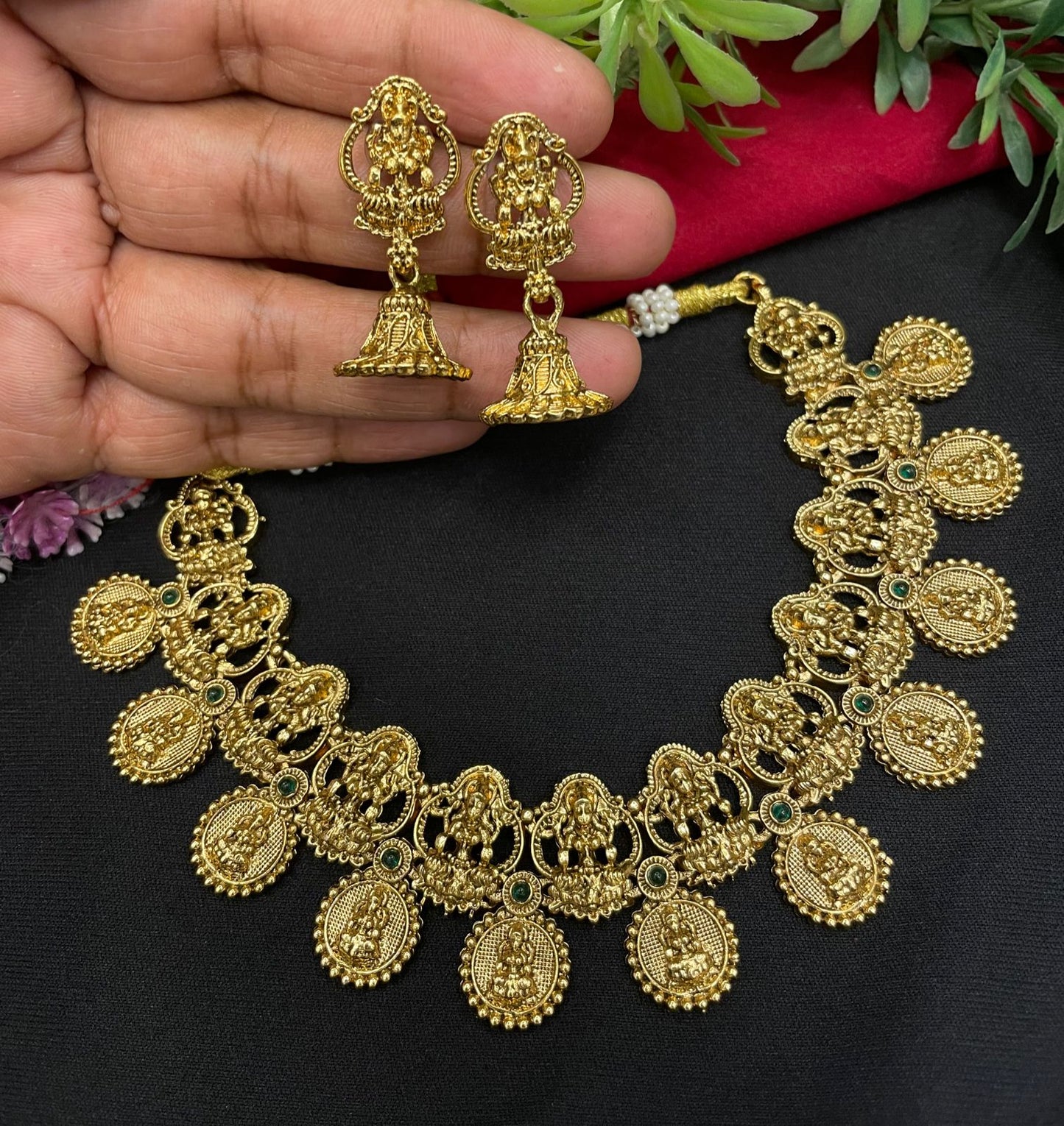 Laxmi Temple Short Chick Necklace Set