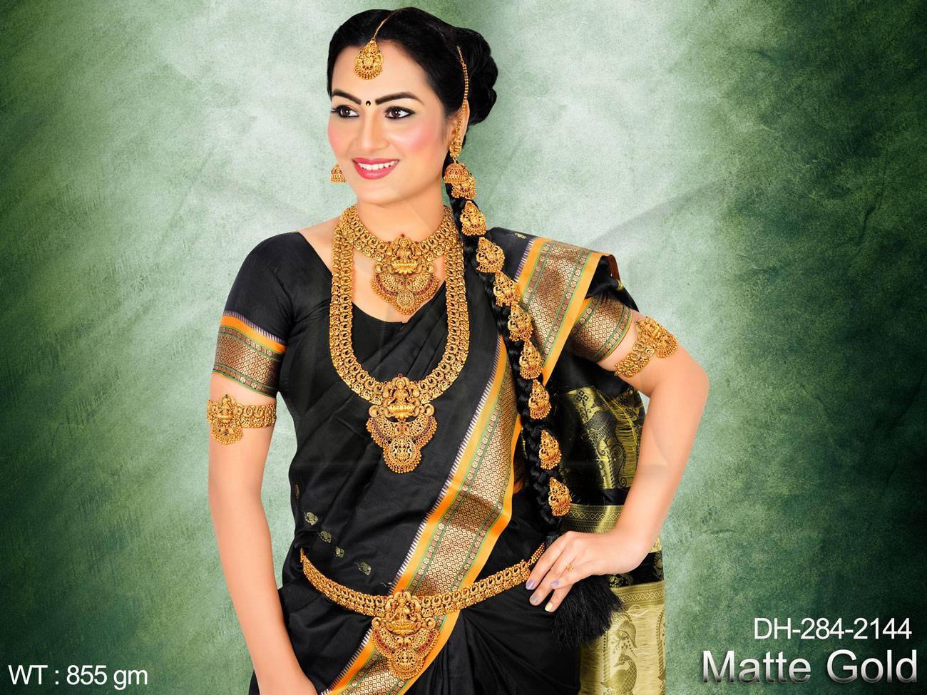 Perfect accessory for a traditional dulhan. Crafted with high-quality materials, it's sure to be a timeless piece.