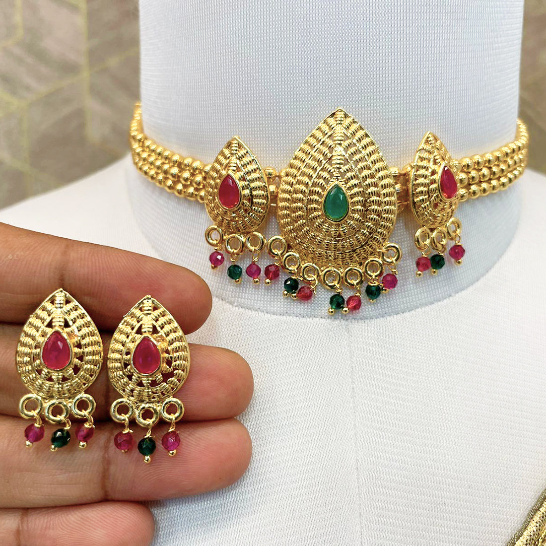 Short choker necklace set with earring