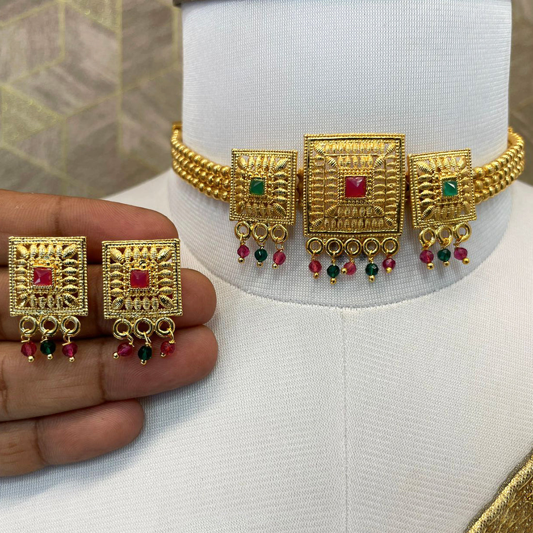 Short choker necklace set with earring