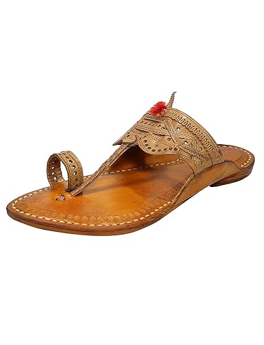 The unique Kapashi shape base combined with the black upper colour is sure to make you stand out. Handmade in Kolhapur,