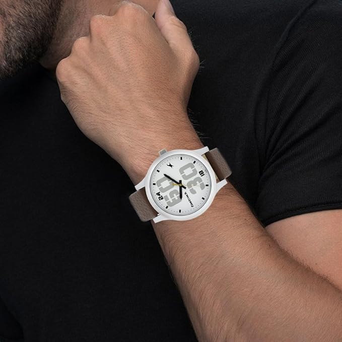 The Fastrack Bold Analog Watch is designed for men with a unique eye for style.timepiece showcases a stylish brown leather band and white dial.