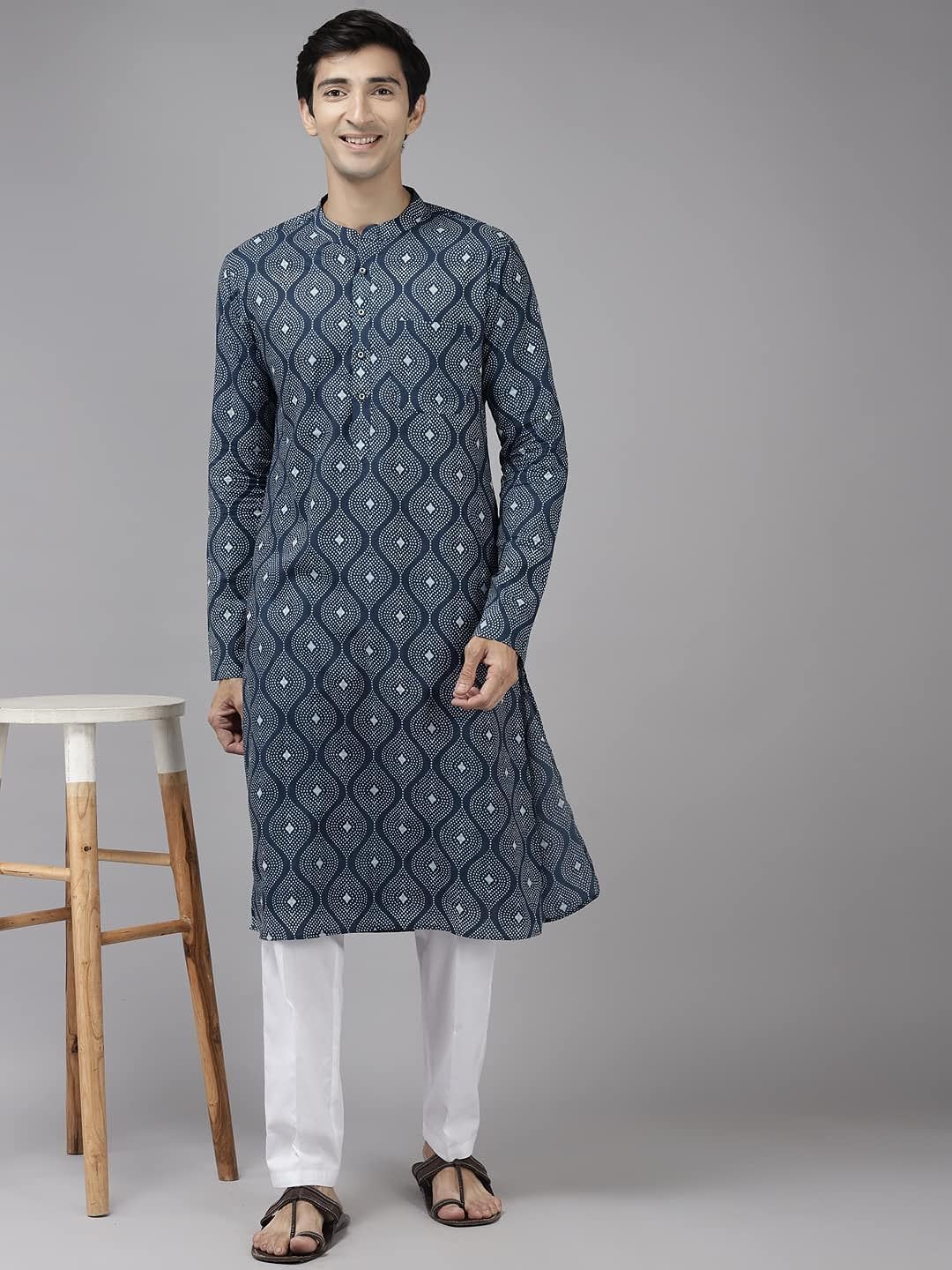 This 100% cotton regular kurta for men is crafted with a timeless style.