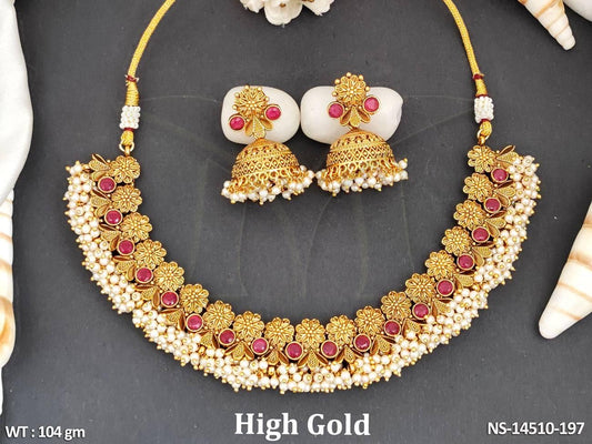 This antique jewellery set features high gold polish and stunning full stone embellishments, perfect for adding glamour to any party outfit.