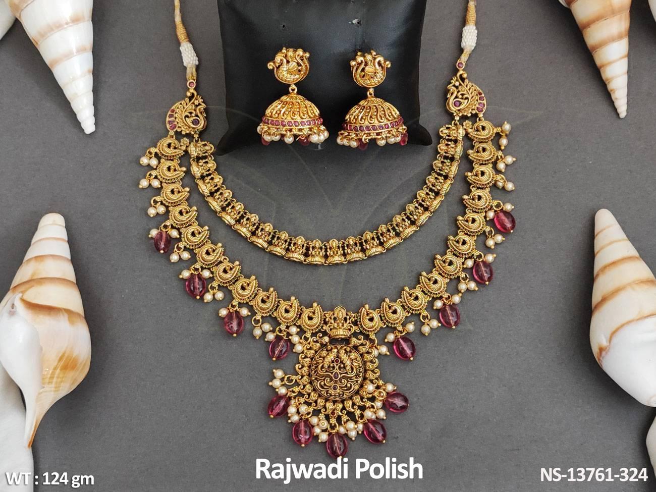 The unique pattern of the set is sure to add the perfect touch of elegance to your look.