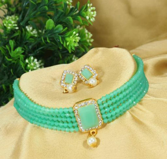 Designe rFancy Style Clustered Pearl Beautiful Pendant Gold Polish Short Necklace Set