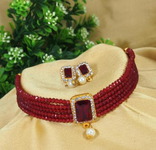 Designer Fancy Style Clustered Pearl Beautiful Pendant Gold Polish Short Necklace Set exudes elegance and sophistication.