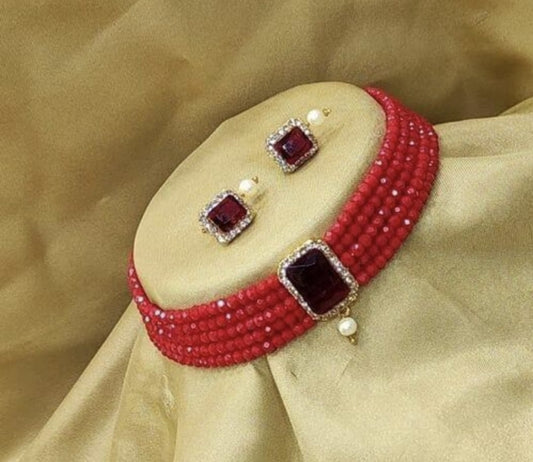 antique jewellery set offers a beautiful and unique fancy style, with a high gold polish finish perfect for any special occasion.