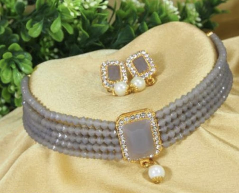 antique jewellery necklace set features a beautiful fancy style with a high gold polish perfect for a special occasion.