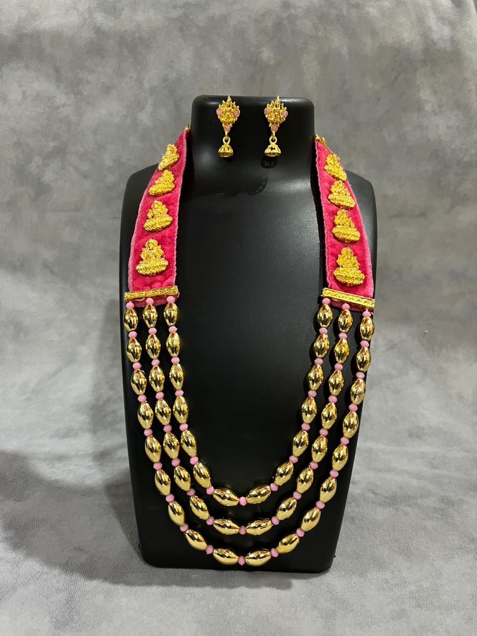 Exquisite necklace set is a perfect blend of classic style and modern elegance. Crafted with high gold polish, it features antique jewellery for a look that is truly timeless.