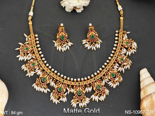 The perfect accessory for special occasions, this fancy necklace is sure to make you stand out from the crowd.