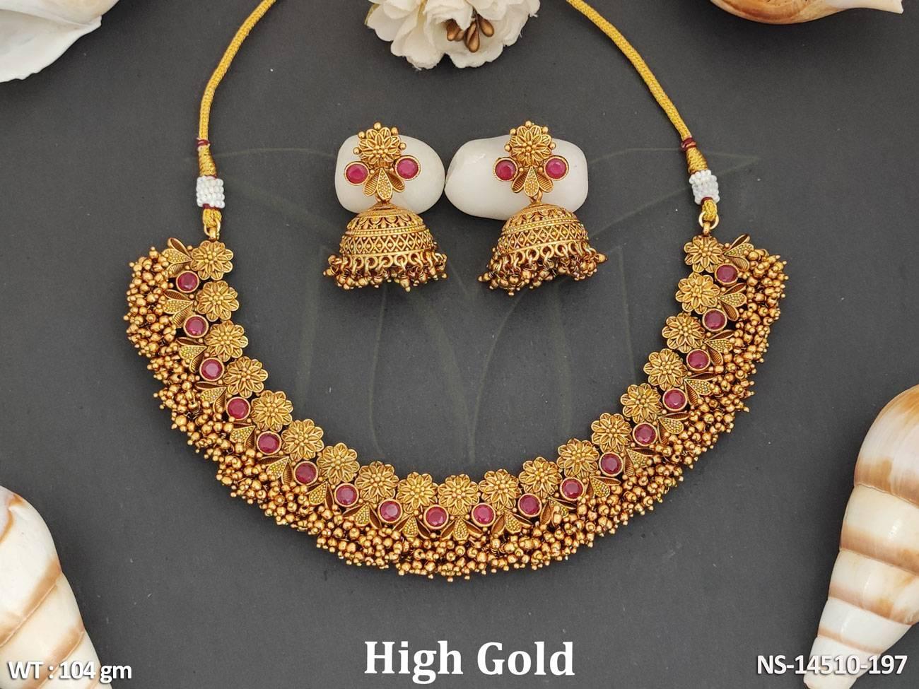 This antique jewellery set features high gold polish and stunning full stone embellishments, perfect for adding glamour to any party outfit.