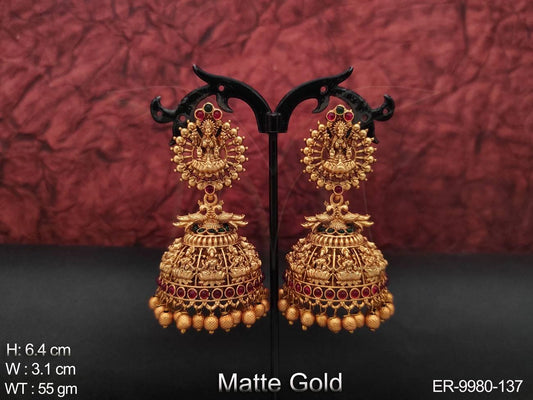 These Kemp jhumka earrings make a perfect temple jewellery statement.
