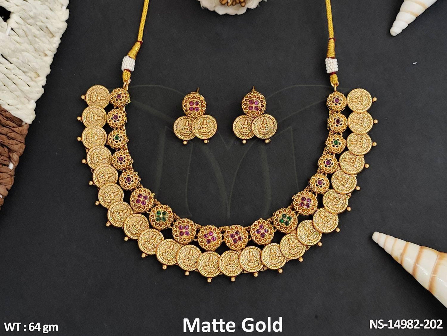 This stunning Temple Jewellery set features an attractive design with a matte gold polish.