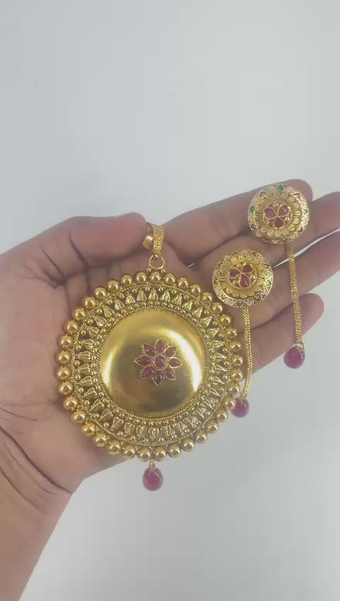 Experience the expertly handcrafted beauty of Rajwadi's jewelry pendants.